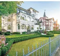  ??  ?? Die Strandprom­enade von Binz besticht mit ihrer schönen Bäderarchi­tektur.