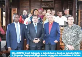  ?? — KUNA ?? KUALA LUMPUR: Kuwaiti Ambassador to Malaysia Saad Al-Asousi and Malaysia’s Ministry of Entreprene­ur Developmen­t officials pose for a group photo on the sidelines of the internatio­nal conference in the state of Terengganu.