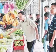  ??  ?? SHAFIE meninjau Pasar Besar Kota Kinabalu sambil beramah mesra dengan peniaga dan pengunjung.