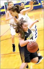  ?? Westside Eagle Observer/MIKE ECKELS ?? Decatur’s Abby Tilley tries to stop Mulberry’s Sarah Lewis during the first quarter of the Lady Bulldogs-Lady Yellow Jackets game on Feb. 9.