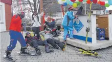  ?? FOTO: SILVIA MÜLLER ?? Die Skifahrer vom TSV Gunningen erinnern sich an ihre sportlich aktiven Zeiten.