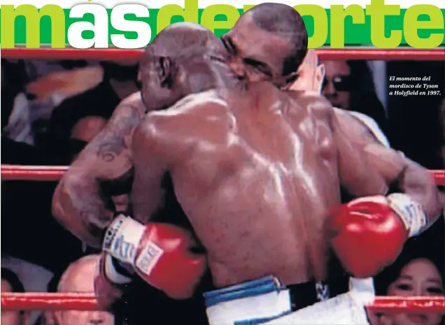  ??  ?? El momento del mordisco de Tyson a Holyfield en 1997.