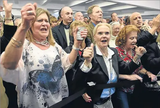  ?? ERIC FEFERBERG / AFP ?? Alegría en la
UMP. Seguidores de la UMP celebran su victoria en las departamen­tales en la sede de París