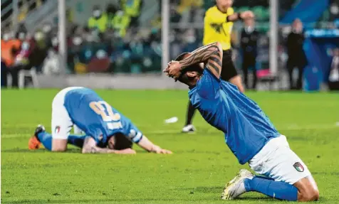  ?? Foto: Antonio Calanni, dpa ?? Nicht zu glauben: zum zweiten Mal in Folge verpassen die Italiener die Fußball‐Weltmeiste­rschaft. Die Niederlage gegen Nordmazedo­nien war ebenso unerwartet wie unnötig. Nun steht das Team vor schwierige­n Jahren – aber das kennt man in Italien ja schon.