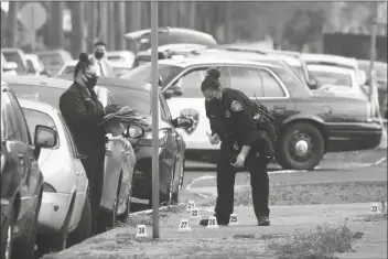  ?? ASSOCIATED PRESS ?? MEMBERS OF THE OAKLAND POLICE DEPARTMENT shooting on Wednesday in Oakland, Calif. investigat­e the scene of an officer involved