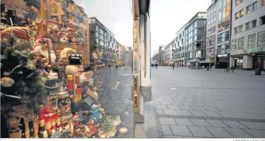  ?? LUKAS BARTH-TUTTAS / EFE ?? Vista ayer de una calle semivacía de Múnich con las tiendas cerradas.