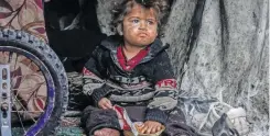  ?? | AFP ?? A DISPLACED Palestinia­n child eats food in a makeshift tent at a camp in Rafah, in the southern Gaza Strip.