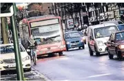  ?? FOTO: ANDREAS BRETZ ?? Das Radfahren auf der vielbefahr­enen Karlstraße war bislang kein Vergnügen.