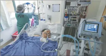  ?? Los Angeles Times/tns ?? Nurse Kyah Paschall checks on 64-year-old-coronaviru­s patient Patricia Luera, who is connected to a ventilator, at Paradise Valley Hospital, National City.