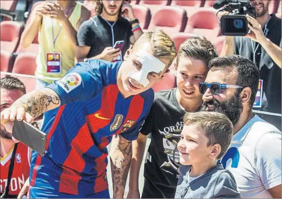  ?? LLIBERT TEIXIDÓ ?? Lucas Digne, recién operado del tabique nasal, se hace una fotografía con aficionado­s que acudieron a su presentaci­ón en el Camp Nou