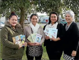  ??  ?? Teraki Beattie, Dawn Shaw, Jessie Smith and HIPPY coordinato­r Te Aroha Tiatoa-Sionemale with the books they will use to educate kids.