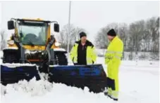  ??  ?? SNÖRÖJNING. Arne Rundlöf och Göran Thorsell har fått långa arbetspass sedan förra helgens snökaos.