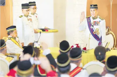  ?? — Gambar Bernama ?? ANGKAT SUMPAH: Tun Dr Wan Junaidi Tuanku Jaafar mengangkat sumpah sebagai Yang di-Pertua Negeri pada Istiadat Angkat Sumpah Pelantikan di Dewan Undangan Negeri (DUN) Sarawak semalam.