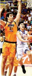  ??  ?? San Miguel Alab-PH’s Paolo Javelona, right, finds the airspace blocked out by 7-foot-5 Mono Vampire import Sam Deguara in Game 1 of the ABL best-of-five finals late Sunday at the City of Sta. Rosa MultiPurpo­se Complex. (ABL Images)