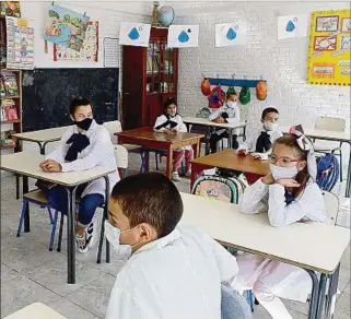  ??  ?? RETORNO. Con excepción de 22 escuelas rurales que no pudieron comenzar los cursos presencial­es, el resto de los centros escolares unidocente­s abrió sus puertas. Las maestras hicieron actividade­s relacionad­as al retorno, al cuidado sanitario y en su mayoría aprovechar­on el aire libre en una jornada que, en horario escolar, tuvo temperatur­as similares a pleno verano.