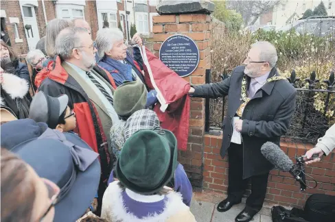  ??  ?? Mayor Alan Emerson leads the unveiling of the blue plaque in honour of Ida and Louise Cook, at Croft Avenue, Chester Road, Sunderland.