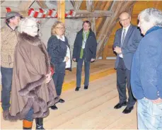  ?? FOTO: WOLFGANG FATH ?? Zimmermeis­ter Thomas Müller (rechts) führte die Besucher nach dem Gottesdien­st in den sanierten Dachstuhl.