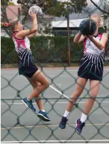  ??  ?? KPS U13 netball during a warm-up for their match against Brackenfel­l.