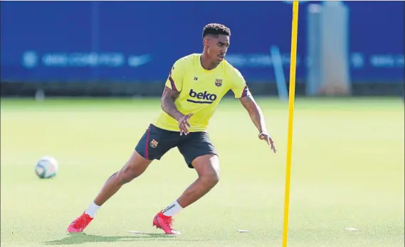  ?? FOTO: FC BARCELONA ?? Junior Firpo, en uno de los últimos entrenamie­ntos del FC Barcelona en la Ciutat Esportiva Joan Gamper de Sant Joan Despí