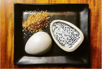  ??  ?? Ovo & Caviar Clarisse, com ovo mexido coberto por caviar acompanhad­o de farinha panko