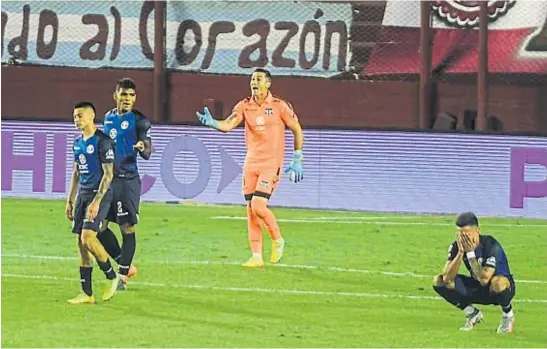  ?? FEDERICO LÓPEZ CLARO ?? INCREÍBLE. Los jugadores de Talleres, con Mauricio Caranta a la cabeza, segundos después de sufrir el gol que significó la derrota en Lanús, donde la “T” dejó el invicto.