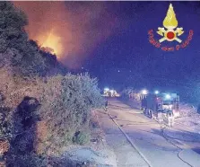  ?? Ansa ?? Sos Gallura Il grande incendio divampato dalla frazione di Berruiles, vicino a Budoni, ieri in Sardegna