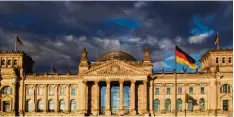  ?? Foto: Hoppe, dpa ?? Der Wähler entscheide­t, welche Politiker in Zukunft im Reichstag sitzen. Doch Exper ten warnen davor, dass der Wahlkampf manipulier­t werden könnte.