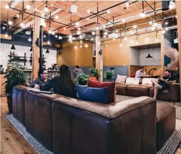  ??  ?? Im «New Workplace» sind auch Lounges oder Espressoba­rs gute Räumlichke­iten für Meetings.
UNSPLASH