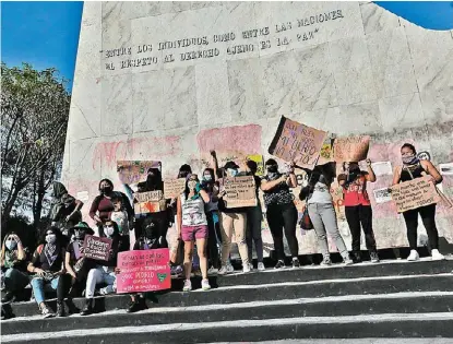  ?? OMAR FRANCO/ARCHIVO ?? Protesta de mujeres en el Monumento a Benito Juárez en Chilpancin­go.