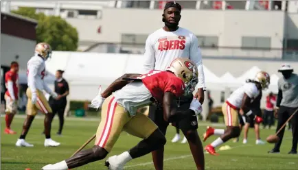  ?? The Associated Press ?? San Francisco 49ers assistant coach DeMeco Ryans runs a drill during NFL football practice in Santa Clara, Calif.