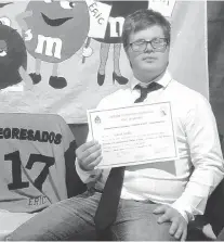  ??  ?? Nico recibió su diploma junto a siete egresados de la secundaria. Asistió al mismo colegio desde Jardín de infantes.