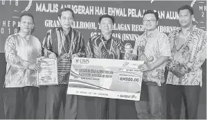  ??  ?? PENERIMA Anugerah Khas Alumni UMS 2018 ialah Azizul Julirin.