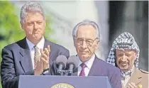  ?? FOTO: IMAGO ?? 1993 nach der Unterzeich­nung des Osloer Vertrags mit US-Präsident Bill Clinton und PLO-Chef Jassir Arafat in Washington.