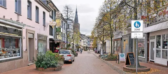  ?? FOTO: KALLIANTER­IS ?? Unser Foto zeigt die Lange Straße von der Viersener Straße aus gesehen. Zwischen Westgraben bis zum Peterborou­ghplatz soll sie im kommenden Jahr für den Autoverkeh­r geöffnet werden.