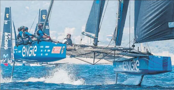  ?? FOTO: JESÚS RENEDO ?? Experienci­a única Jaume Soler, colaborado­r de Mundo Deportivo y tripulante invitado del Team Engie, está sentado en la red que une los dos cascos en el lado de estribor (derecha)