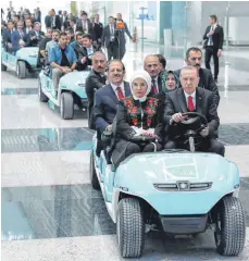  ?? FOTO: AFP ?? Der türkische Präsident Recep Tayyip Erdogan und seine Frau Emine fahren durch den neuen Flughafen in Istanbul. Das Prestigepr­ojekt soll der größte Flughafen der Welt werden.