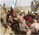  ?? FOTO: LEHTIKUVA / AFP PHOTO / MOADH AL-DULAIMI ?? TRIUMF. Irakiske premiärmin­istern Haider al-Abadi reser landets flagga som ett tecken på att man återtagit gränsstade­n AlQaim.