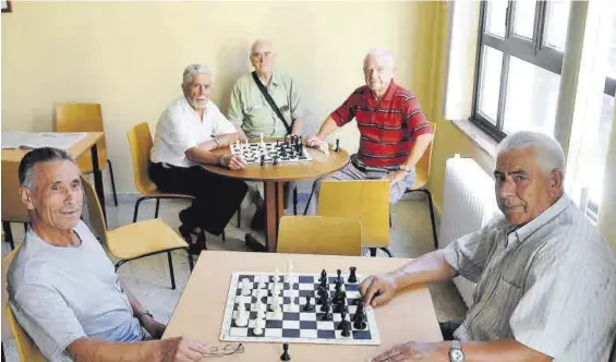  ?? EL PERIÓDICO ?? Mayores jugando al ajedrez en el hogar de mayores Puerta Berrozana de Plasencia, cuya cafetería sigue cerrada a día de hoy.