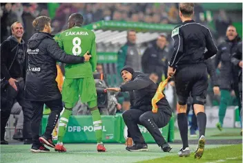  ?? FOTO: CHAI VON DER LAAGE/IMAGO ?? Halb zog sie ihn, halb sank er hin, heißt es in Goethes Ballade „Der Fischer“. Ob es wohl auch Bayer Leverkusen­s Trainer Heiko Herrlich vor einem Jahr so ging, als er gegen den Gladbacher Denis Zakaria theatralis­ch zu Boden ging? Der Herr links im Bild fand es jedenfalls schon damals lustig.