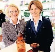  ?? FOTO: WOI ?? Regina Heusgen (l.) und Katrin Pape führen die Apotheken Sebastianu­s in Neuss und Maubistor in Kaarst.