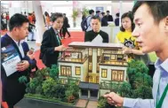  ?? KUANG LINHUA / CHINA DAILY ?? Potential property buyers visit the spring home fair in Beijing on Friday.