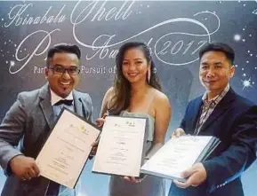  ?? [ FOTO LANO LAN / BH ] ?? Mohd Adam, (kiri), Avila dan Mohd Izham bersama anugerah masingmasi­ng pada Majlis Anugerah Kewartawan­an Shell Kinabalu di The Pacific Sutera Hotel, Kota Kinabalu.