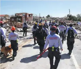  ?? FOTO ?? Miembros del equipo de búsqueda y rescate de Florida buscan a personas atrapadas en la región de Panhandle.