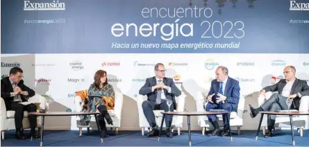  ?? ?? Miguel Ángel Patiño, redactor jefe de EXPANSIÓN; Rosa Gacía, presidenta de Exolum; Fidel López Soria, consejero delegado de Redexis; Rafael González, director general de Generación de Endesa, y Carlos Barrasa, director de Commercial & Clean Energies de Cepsa.