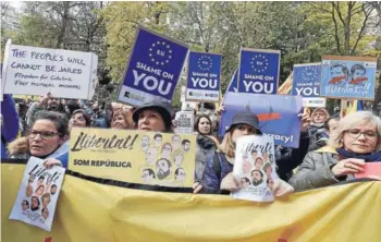  ?? FOTO REUTERS ?? Manifestan­tes expresaron su apoyo a Puigdemont este fin de semana en Bélgica.