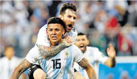  ?? EPA ?? Huckepack zum Triumph: Die argentinis­chen Torschütze­n Lionel Messi (hinten) und Marcos Rojo.