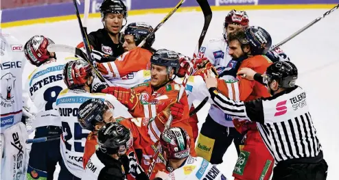  ??  ?? Keilerei auf dem Eis: Mitten im Getümmel zu erkennen sind die DEG-Spieler Daniel Weiß (l.), Brandon Burlon und Henry Haase.