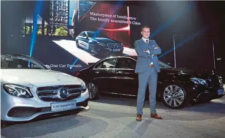  ?? [ FOTO HALIM SALLEH/BH ] ?? Raine pada pelancaran model CKD Mercedes-benz E-class di Subang Jaya, semalam.