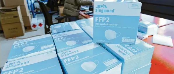  ?? Foto: Silvio Wyszengrad (Symbolbild) ?? Die Firma Siegmund in Oberottmar­shausen verkauft nun weniger FFP2‰Masken und mehr medizinisc­he Masken.