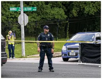  ?? JAY JANNER / AMERICAN-STATESMAN ?? An Austin police officer guards the scene of a fatal auto-pedestrian accident at East Oltorf Street and Huntwick Drive on June 21, one of 14 such fatalities this year.